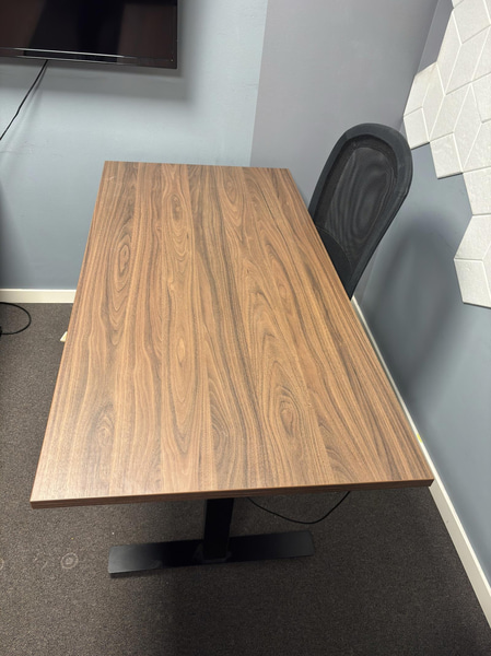 Electrically height-adjustable desk incl. office chair