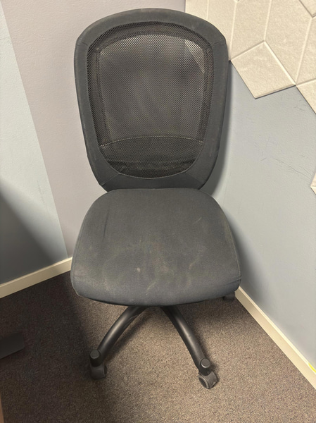 Electrically height-adjustable desk incl. office chair
