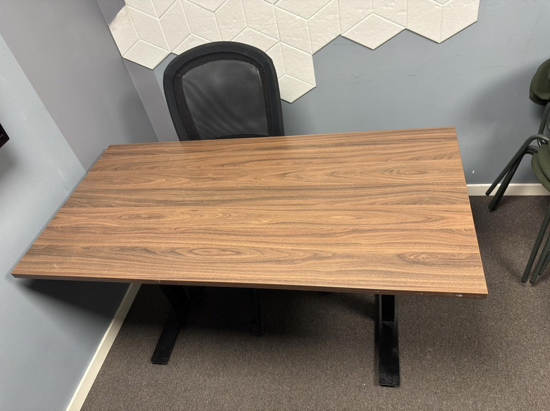 Electrically height-adjustable desk incl. office chair