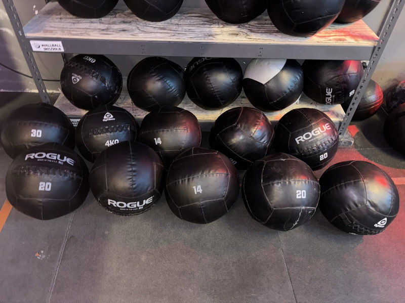 Lot of wall balls, various brands and weights