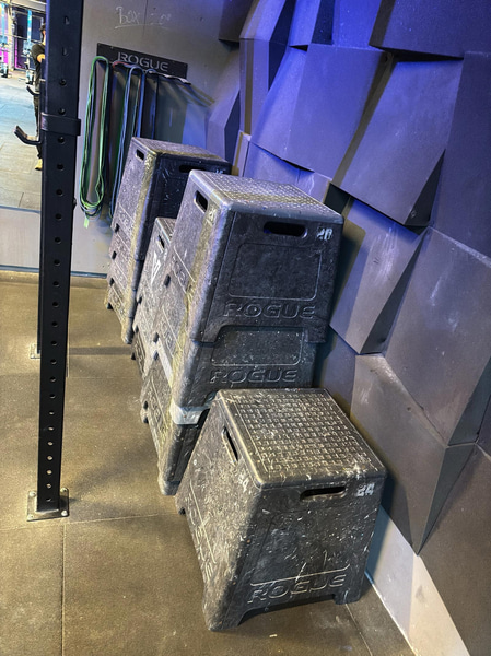 19 plyo boxes, various sizes