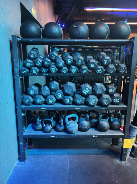 Weight rack including dumbbells and kettlebells