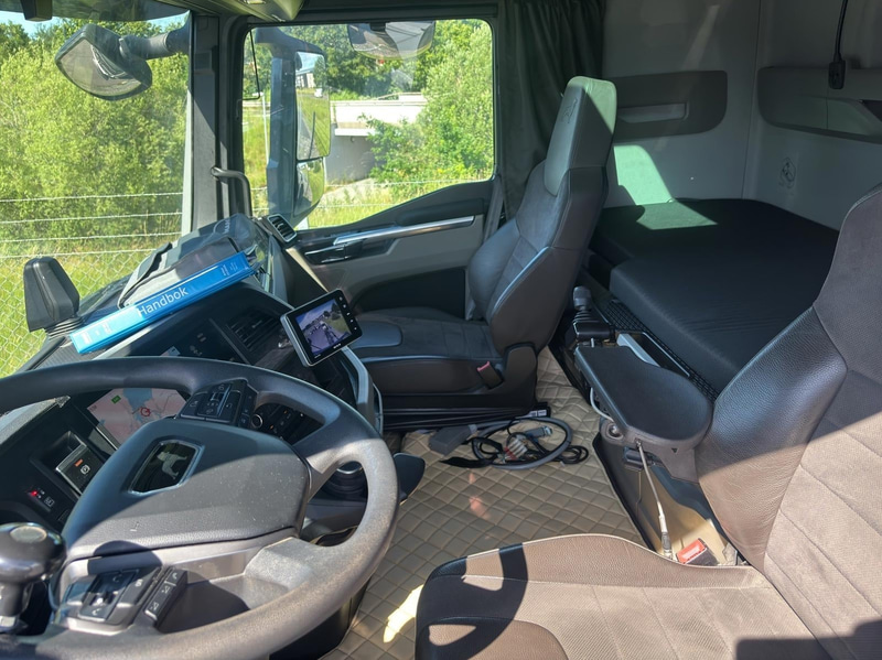 Tridem Hooklift Truck MAN TGX 35.520 8X4-4 BL CH -2023 | JOAB 24-tonne | Plough-equipped