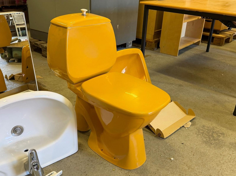 Retro badrumsinredning - toalett, 2 st handfat samt spegelskåp