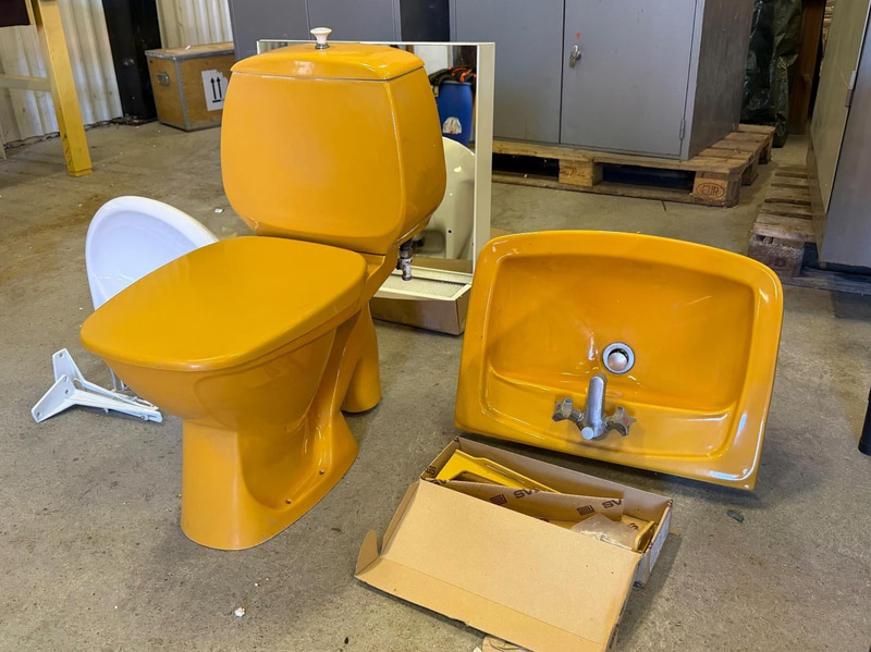 Retro badrumsinredning - toalett, 2 st handfat samt spegelskåp