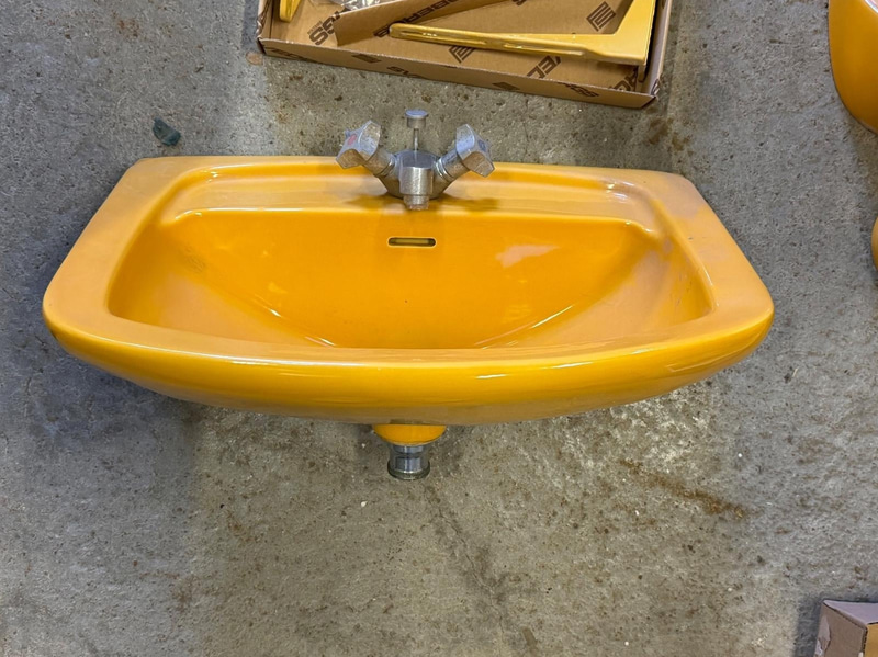 Retro badrumsinredning - toalett, 2 st handfat samt spegelskåp