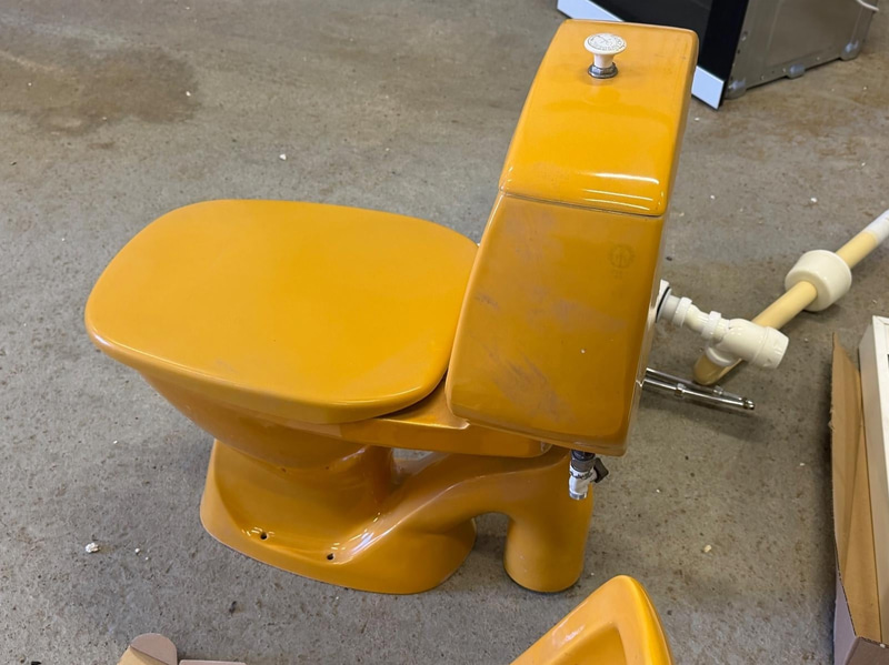 Retro badrumsinredning - toalett, 2 st handfat samt spegelskåp
