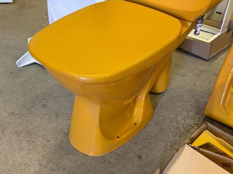 Retro badrumsinredning - toalett, 2 st handfat samt spegelskåp