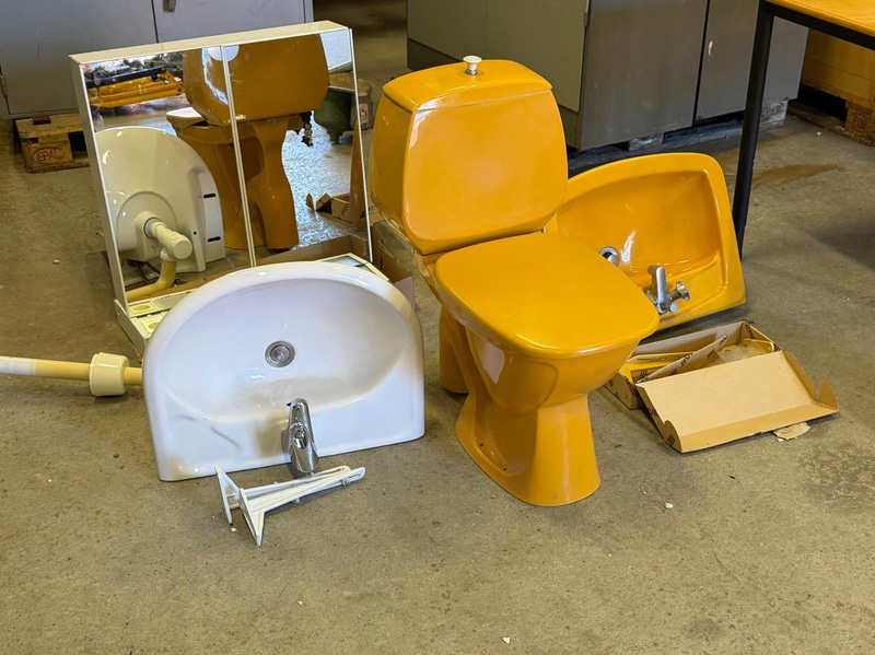 Retro badrumsinredning - toalett, 2 st handfat samt spegelskåp