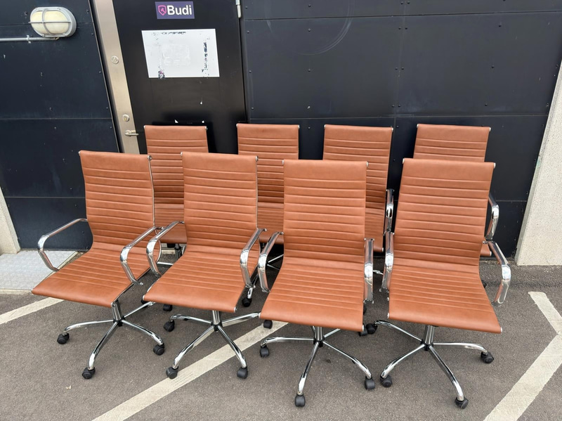 8 st konferensstolar i Eames-inspirerad design – Konstläder & krom