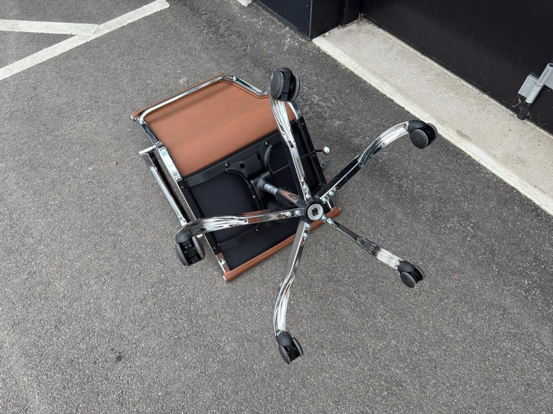 8 st konferensstolar i Eames-inspirerad design – Konstläder & krom