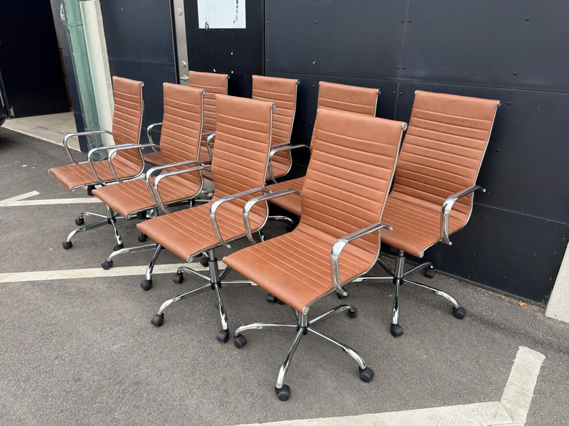 8 st konferensstolar i Eames-inspirerad design – Konstläder & krom