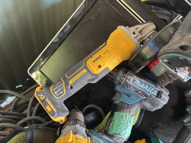 3 st. pallar blandat inklusive Makita och DeWalt