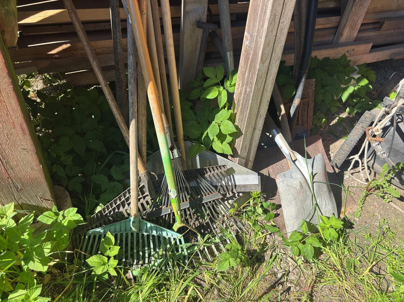 2 st gräsklippare och diverse redskap