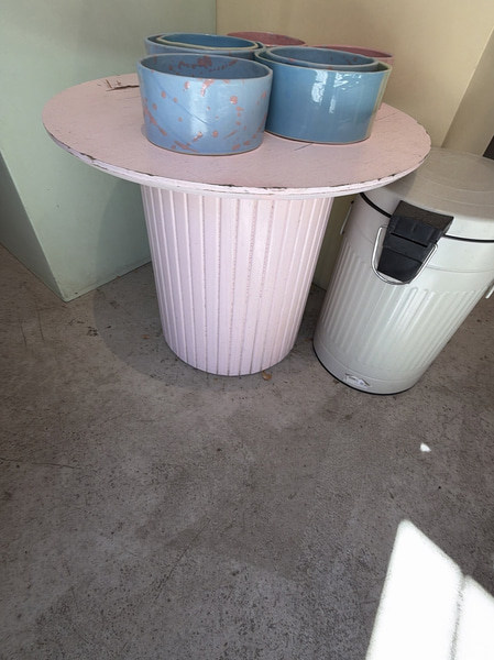Pedestal tables, pink, 3 pcs