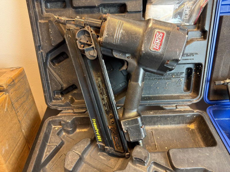 2 Nail Guns