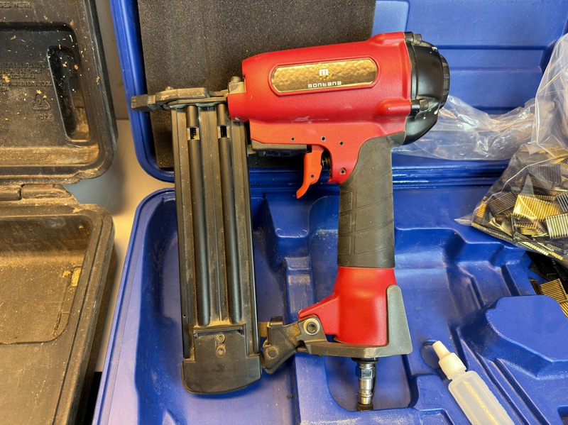 2 Nail Guns