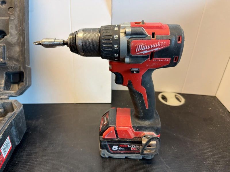 Borrskruvdragare Milwaukee M18 CBLD, med batteri och laddare