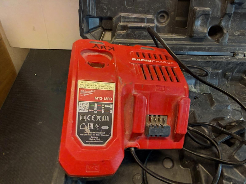 Borrskruvdragare Milwaukee M18 CBLD, med batteri och laddare
