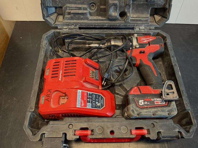 Borrskruvdragare Milwaukee M18 CBLD, med batteri och laddare