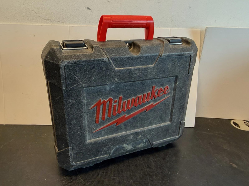 Borrskruvdragare Milwaukee M18 CBLD, med batteri och laddare