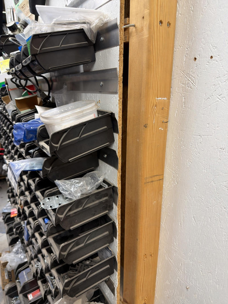Sortimentshyllor med stor mängd diverse bult, muttrar etc.