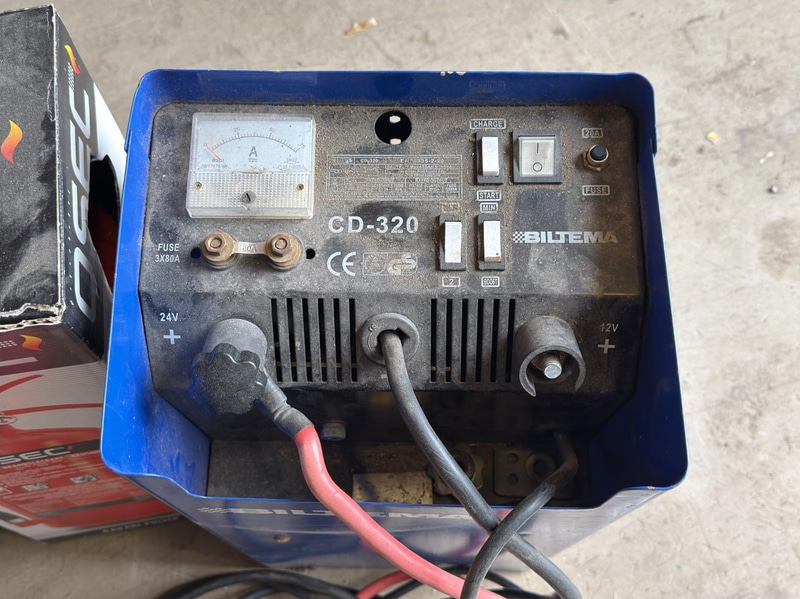 Batteriladdare Biltema CD-320 samt 2 brandsläckare