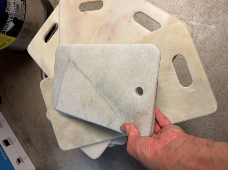 Marmorbrickor och porslinsfat, 8 delar, 4 st 25×50 cm, 2 st 20×30 cm, 2 st 20×35 cm