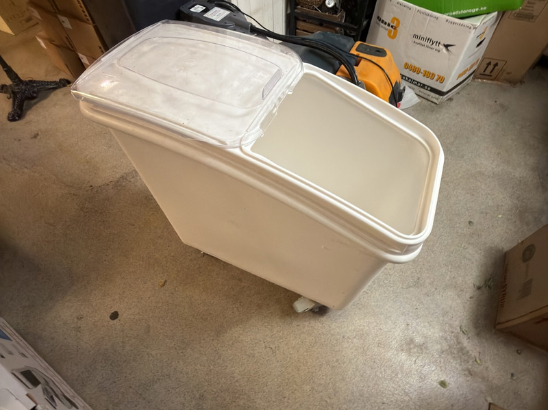 Förvaringslåda för mjöl, vit plast, på hjul, 80×40×80 cm