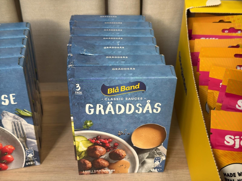 Såser, varma koppen, hushållspapper, kex & kattgodis