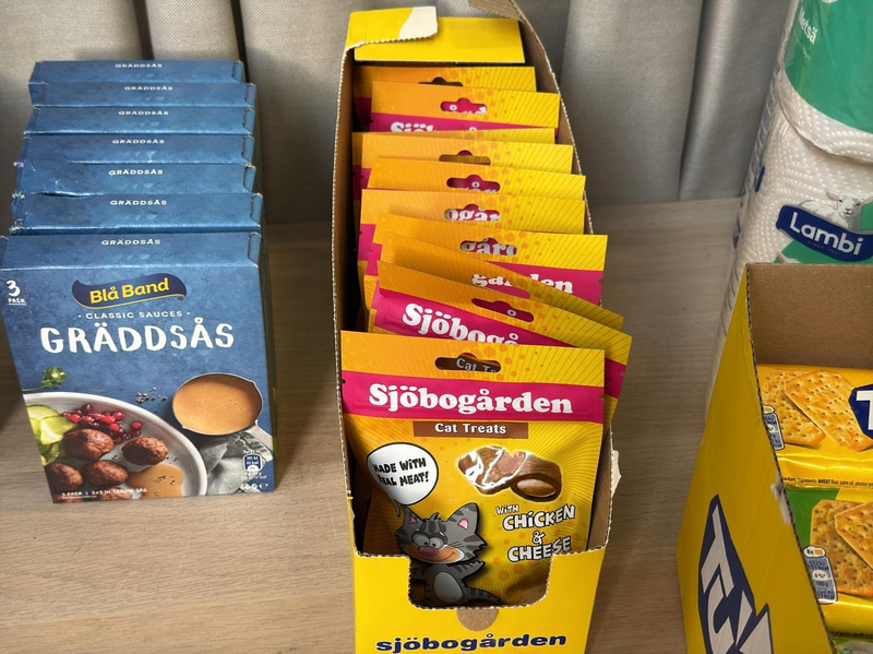 Såser, varma koppen, hushållspapper, kex & kattgodis