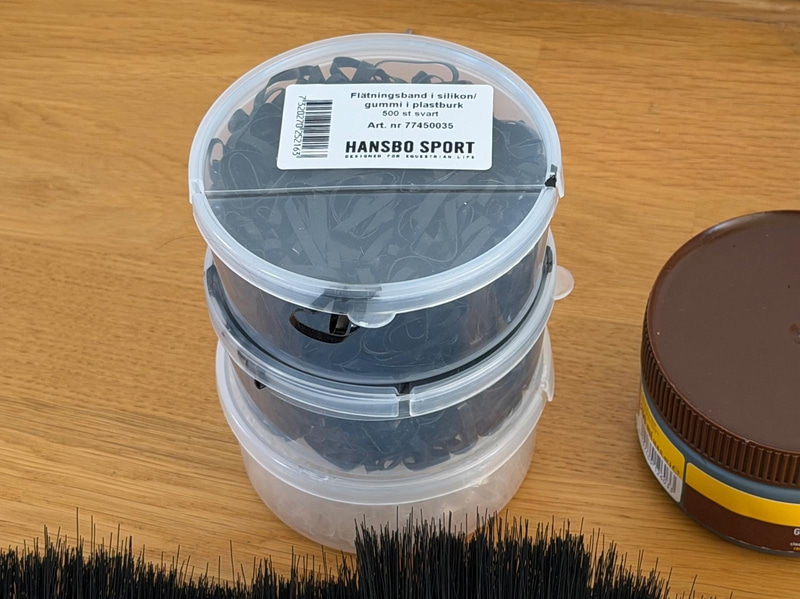Lot of assorted horse care items, incl. grooming brushes, hay nets, plaiting bands, ointments, etc.