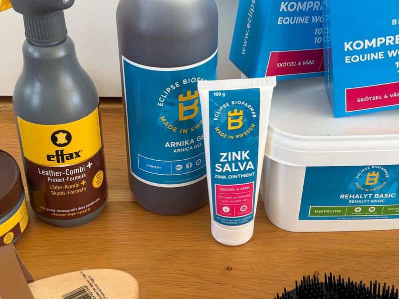 Lot of assorted horse care items, incl. grooming brushes, hay nets, plaiting bands, ointments, etc.