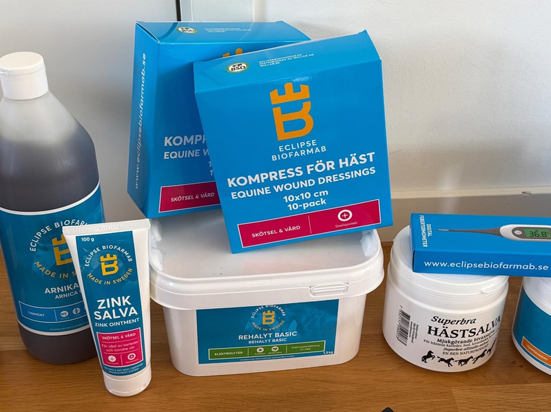 Lot of assorted horse care items, incl. grooming brushes, hay nets, plaiting bands, ointments, etc.