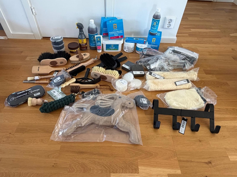 Lot of assorted horse care items, incl. grooming brushes, hay nets, plaiting bands, ointments, etc.