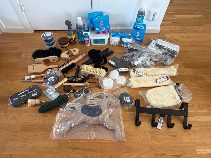Lot of assorted horse care items, incl. grooming brushes, hay nets, plaiting bands, ointments, etc.