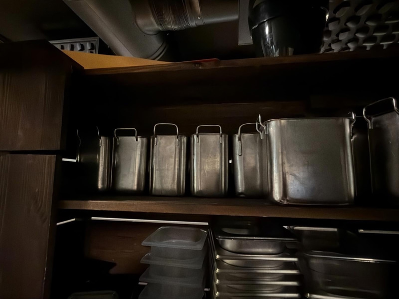 Food pans, glassware & consumables.