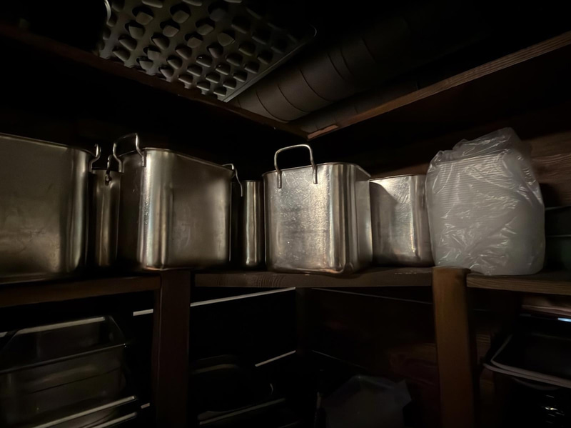 Food pans, glassware & consumables.
