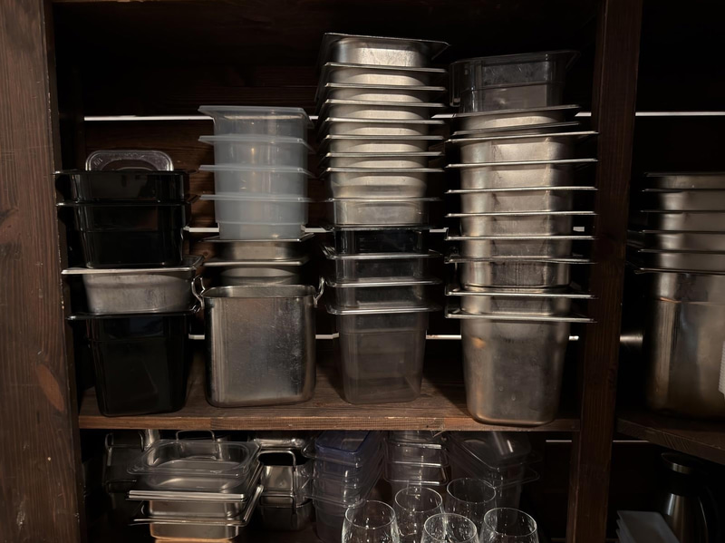 Food pans, glassware & consumables.