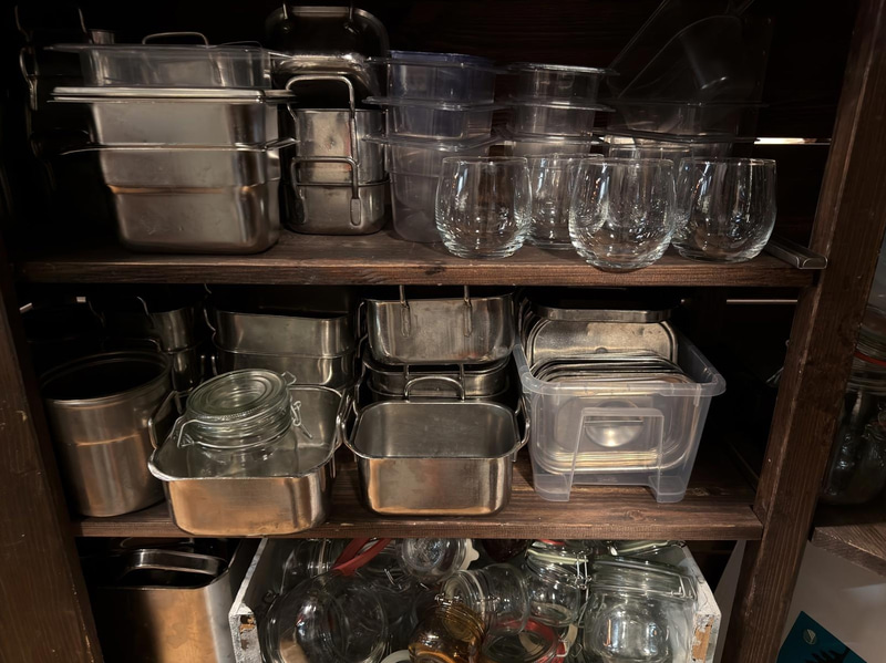Food pans, glassware & consumables.