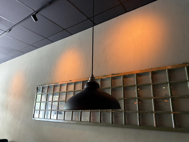 Restaurant furniture, etc. (lot)