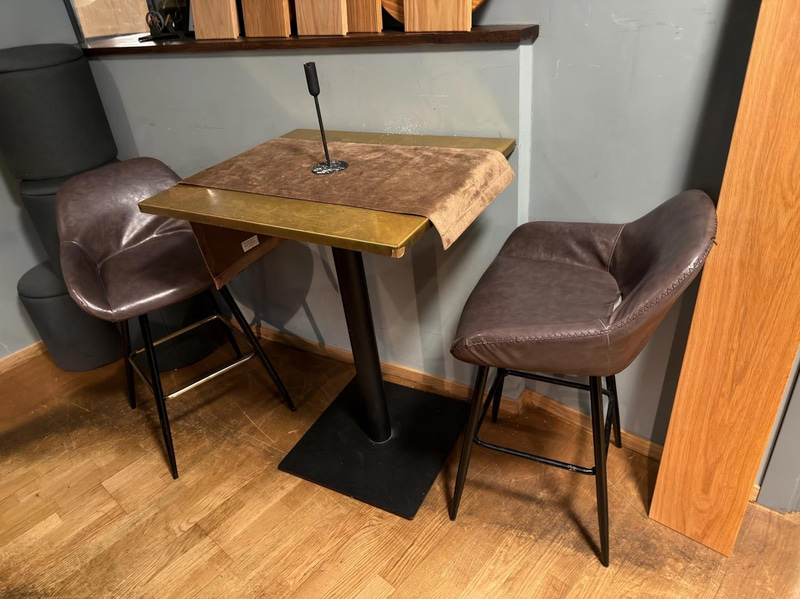 Restaurant furniture, etc. (lot)