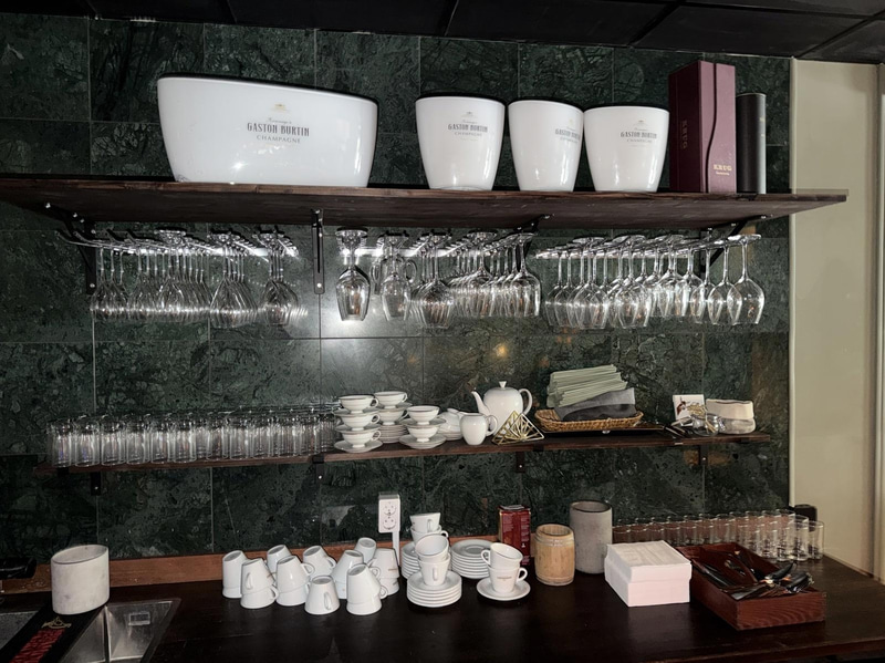 Glas, porslin, bestick, köksutrustning m.m. Stort Parti
