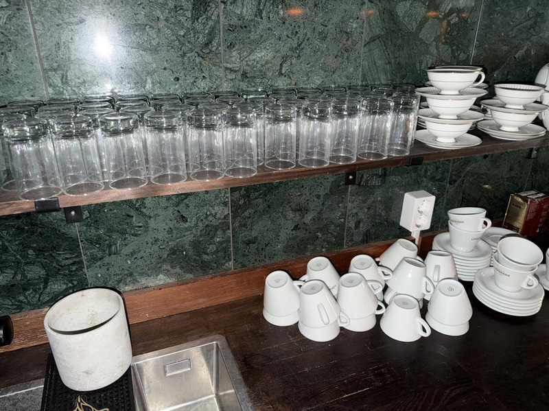 Glas, porslin, bestick, köksutrustning m.m. Stort Parti