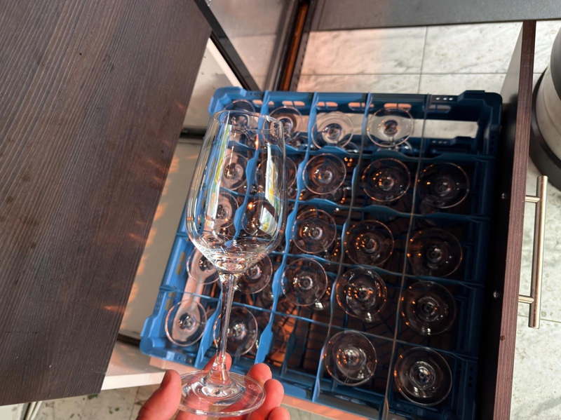 Glas, porslin, bestick, köksutrustning m.m. Stort Parti