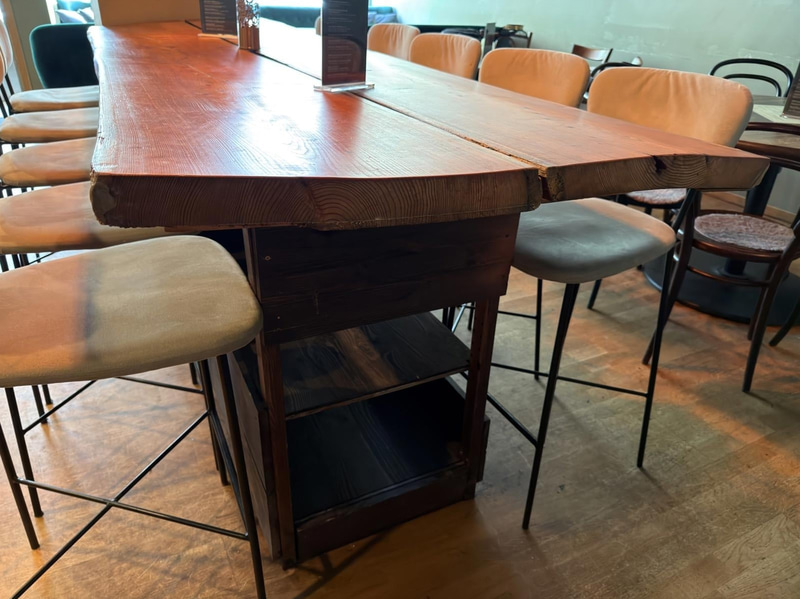 Table with 10 chairs