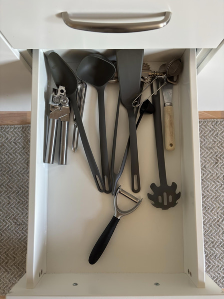 Contents from a fully furnished three-room apartment - see all images for complete contents