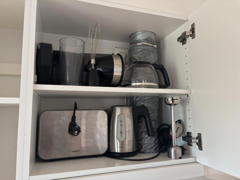 Contents of a fully furnished three-room apartment - see all images for full contents