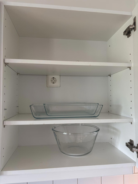 Contents of a fully furnished three-room apartment - see all images for full contents