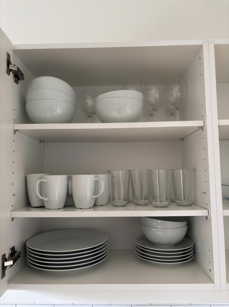 Contents of a fully furnished three-room apartment - see all images for full contents